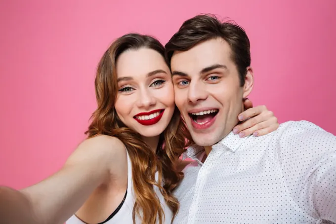 Casal sorrindo para uma selfie
