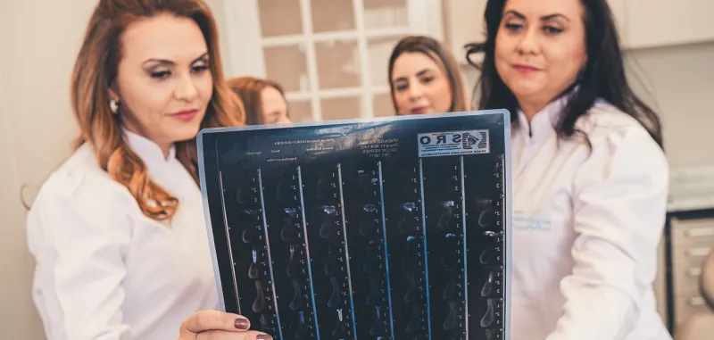 As dentistas do Espaço Odontológico analisam uma tomografia