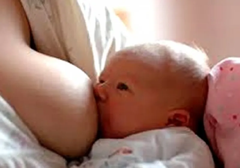 Bebê sendo amamentado