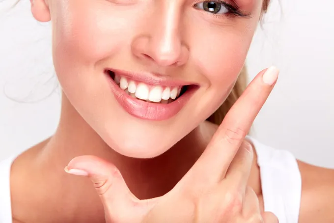 Mulher com sorriso claro e iluminado