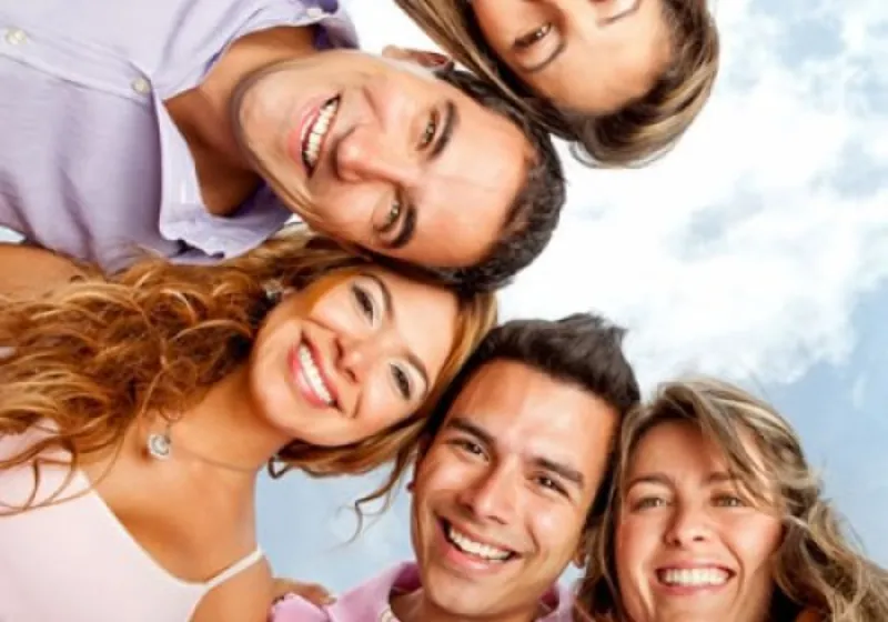 Grupo de amigos sorrindo