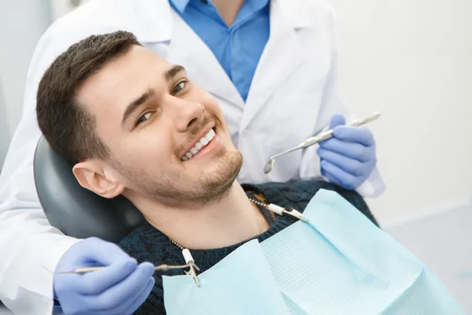 Paciente sorridente na cadeira do dentista
