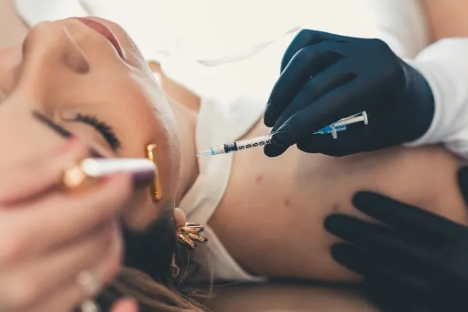 Aplicação de toxina botulínica feita por profissional